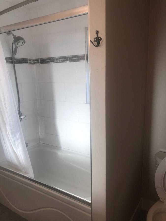Large Suite With Separate Bathroom 리치먼드 외부 사진